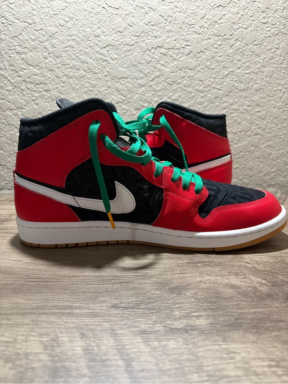 Air Jordan 1 Mid SE Christmas Men’s 10.5 Near DS